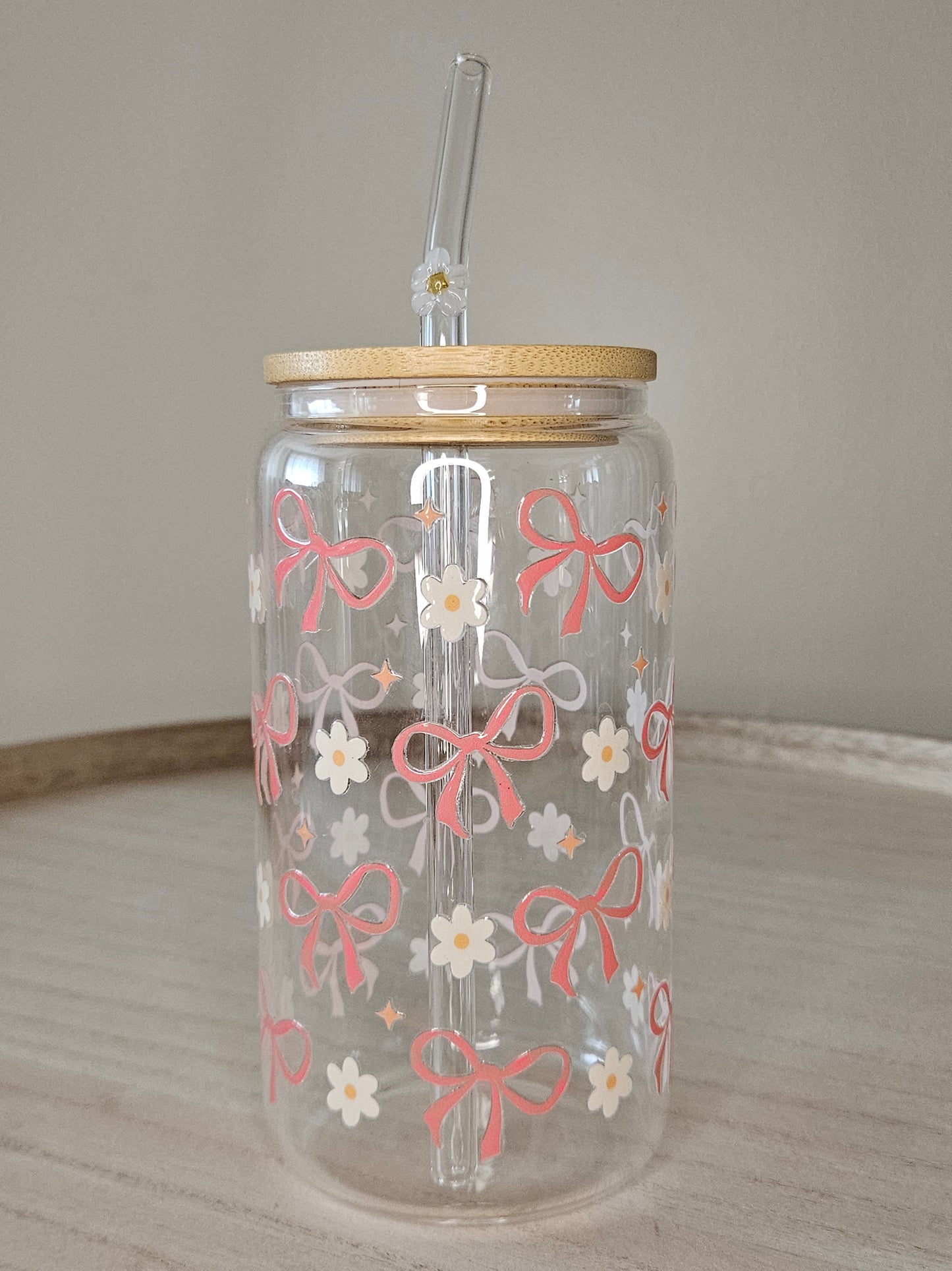 Trinkglas mit Schleifen und Blumen
