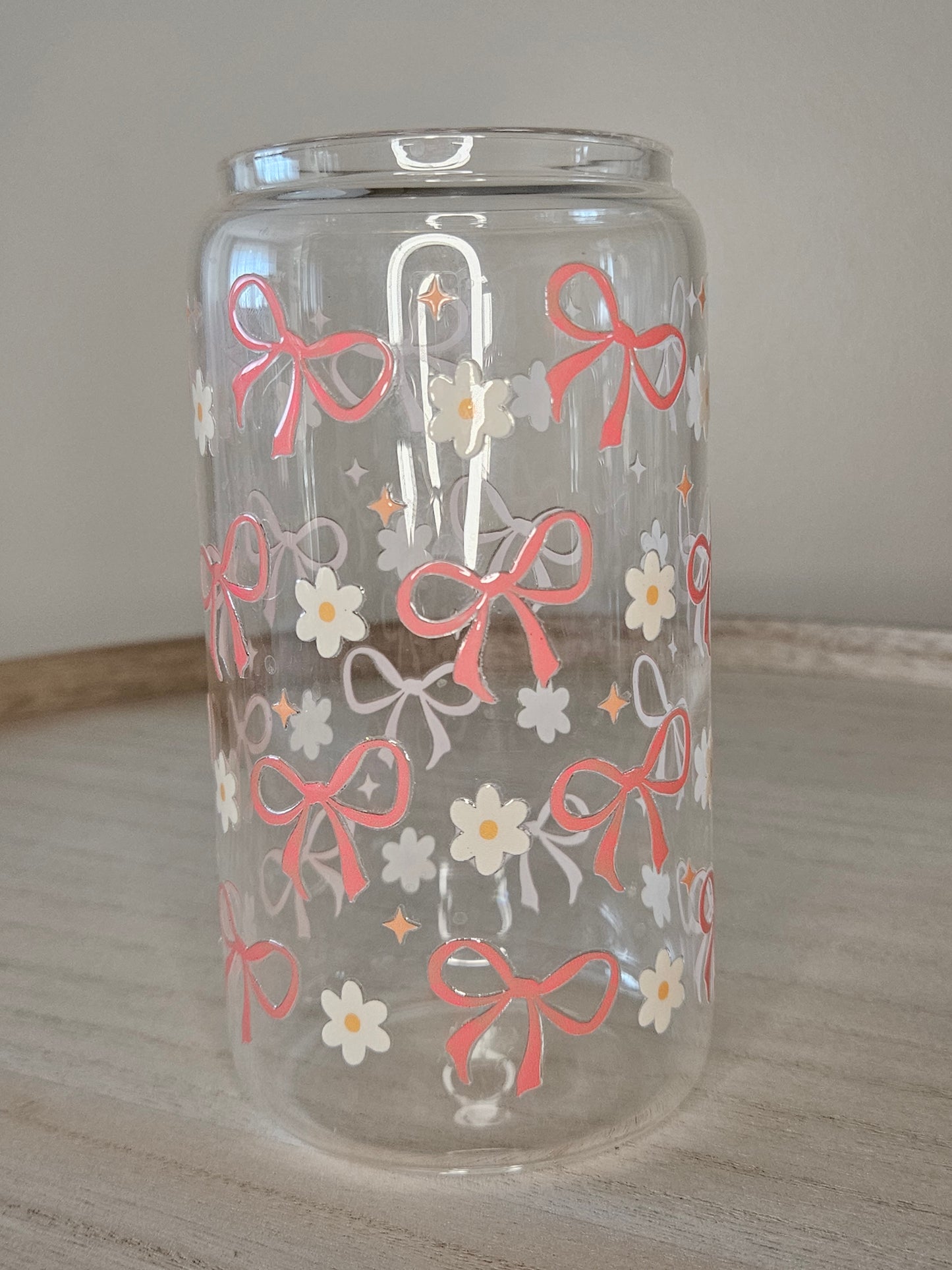 Trinkglas mit Schleifen und Blumen