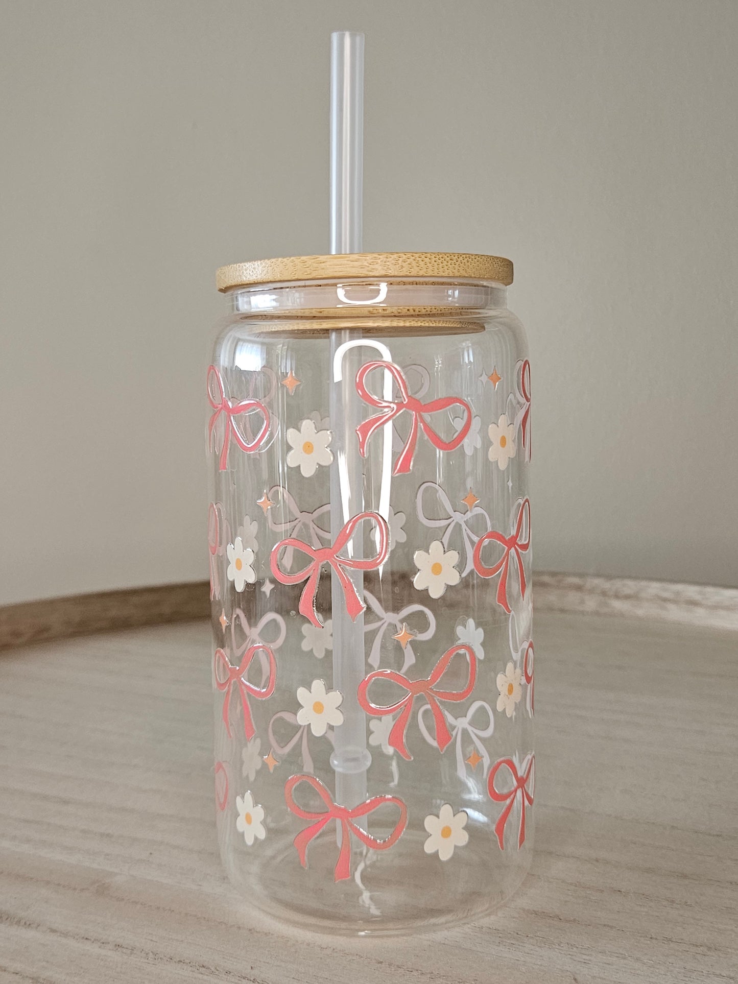 Trinkglas mit Schleifen und Blumen