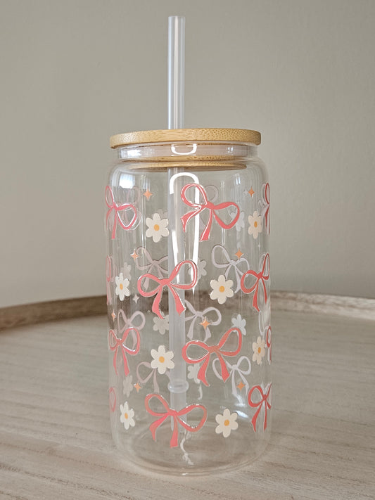 Trinkglas mit Schleifen und Blumen