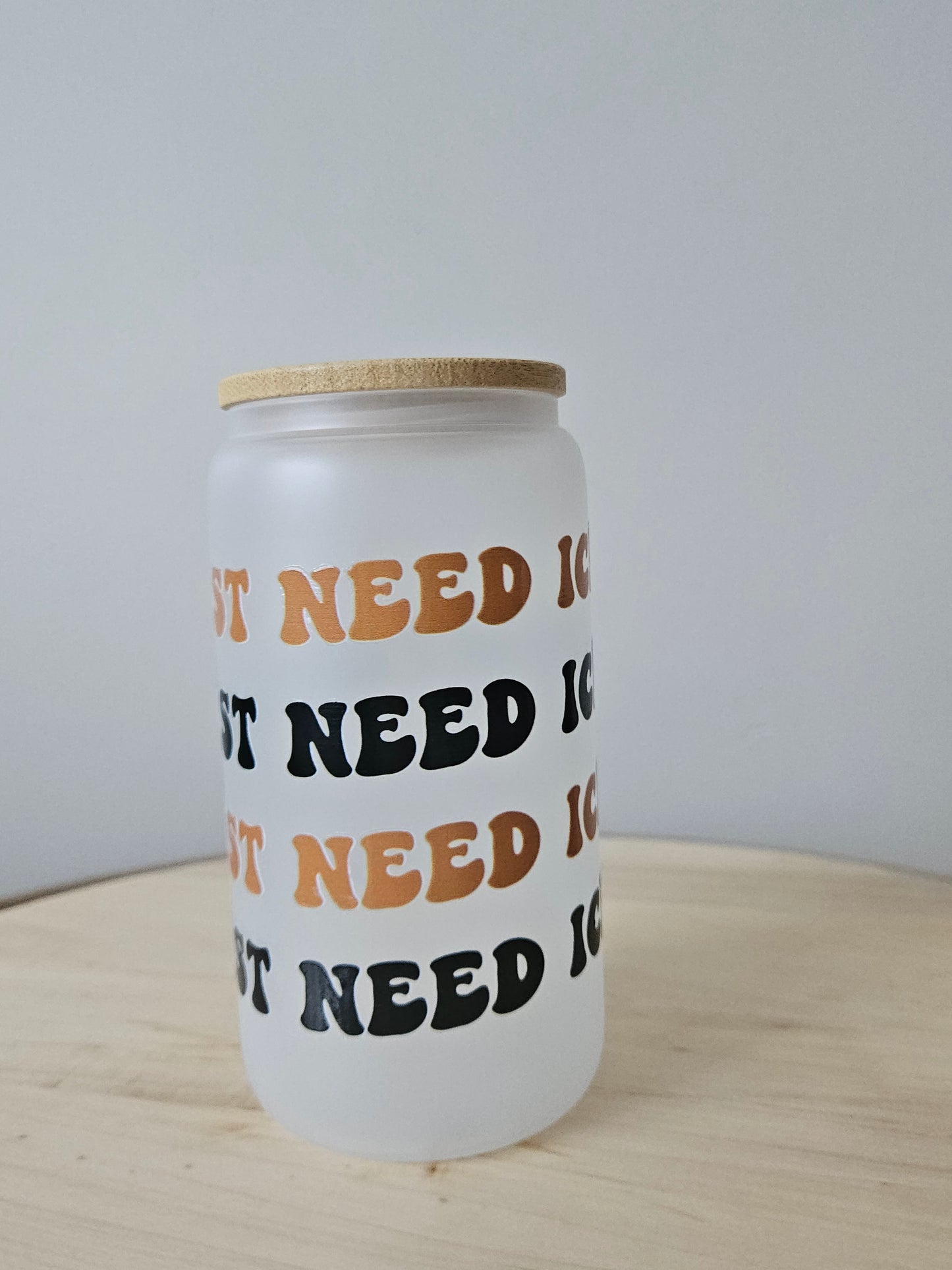 I just need iced coffee frosted Trinkglas mit Bambusdeckel