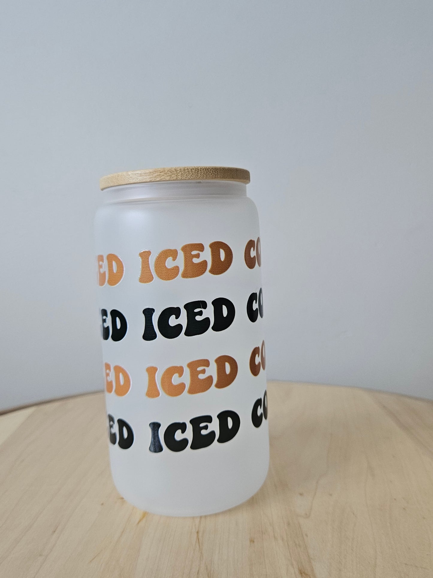 I just need iced coffee frosted Trinkglas mit Bambusdeckel