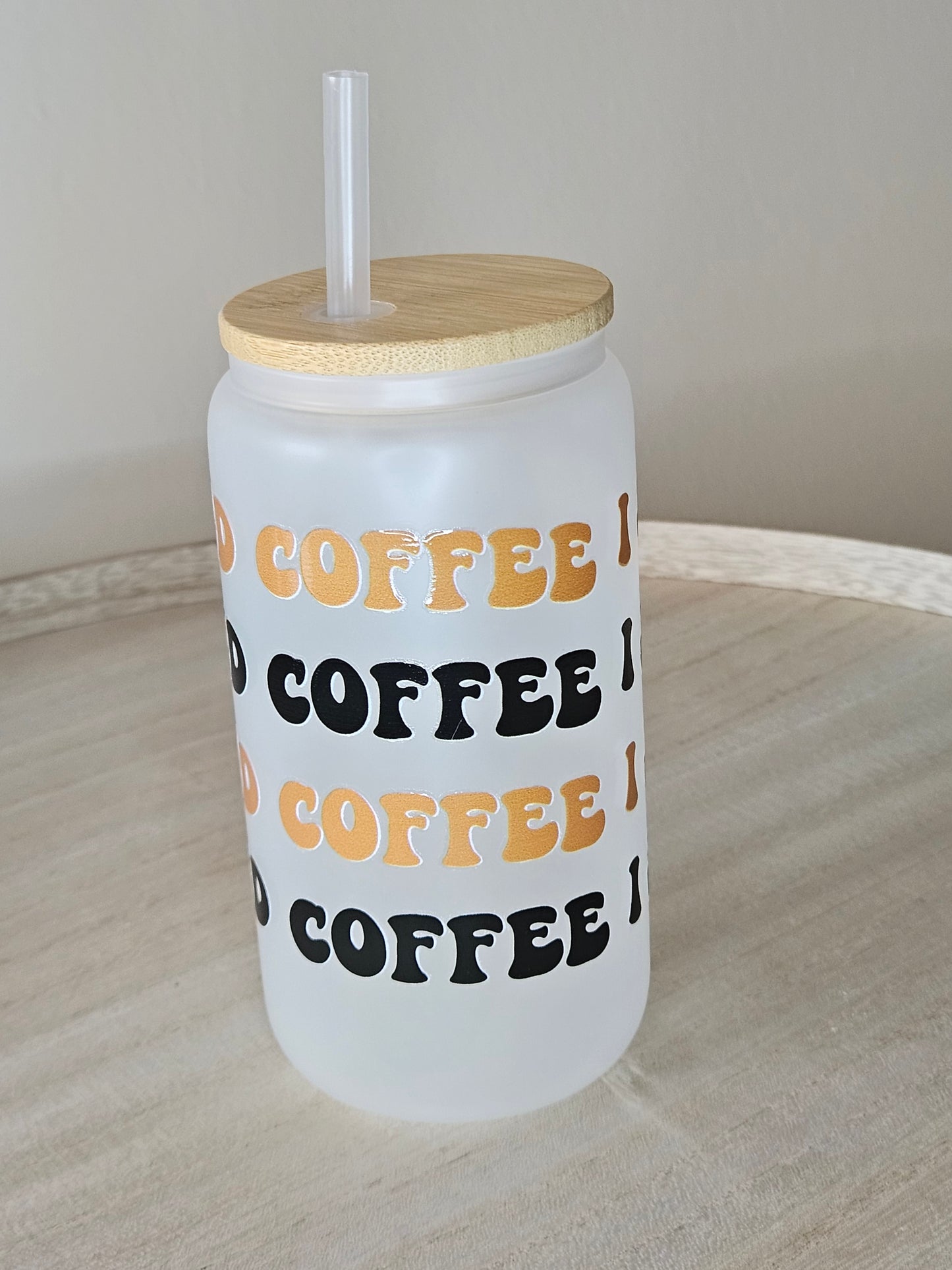 I just need iced coffee frosted Trinkglas mit Bambusdeckel