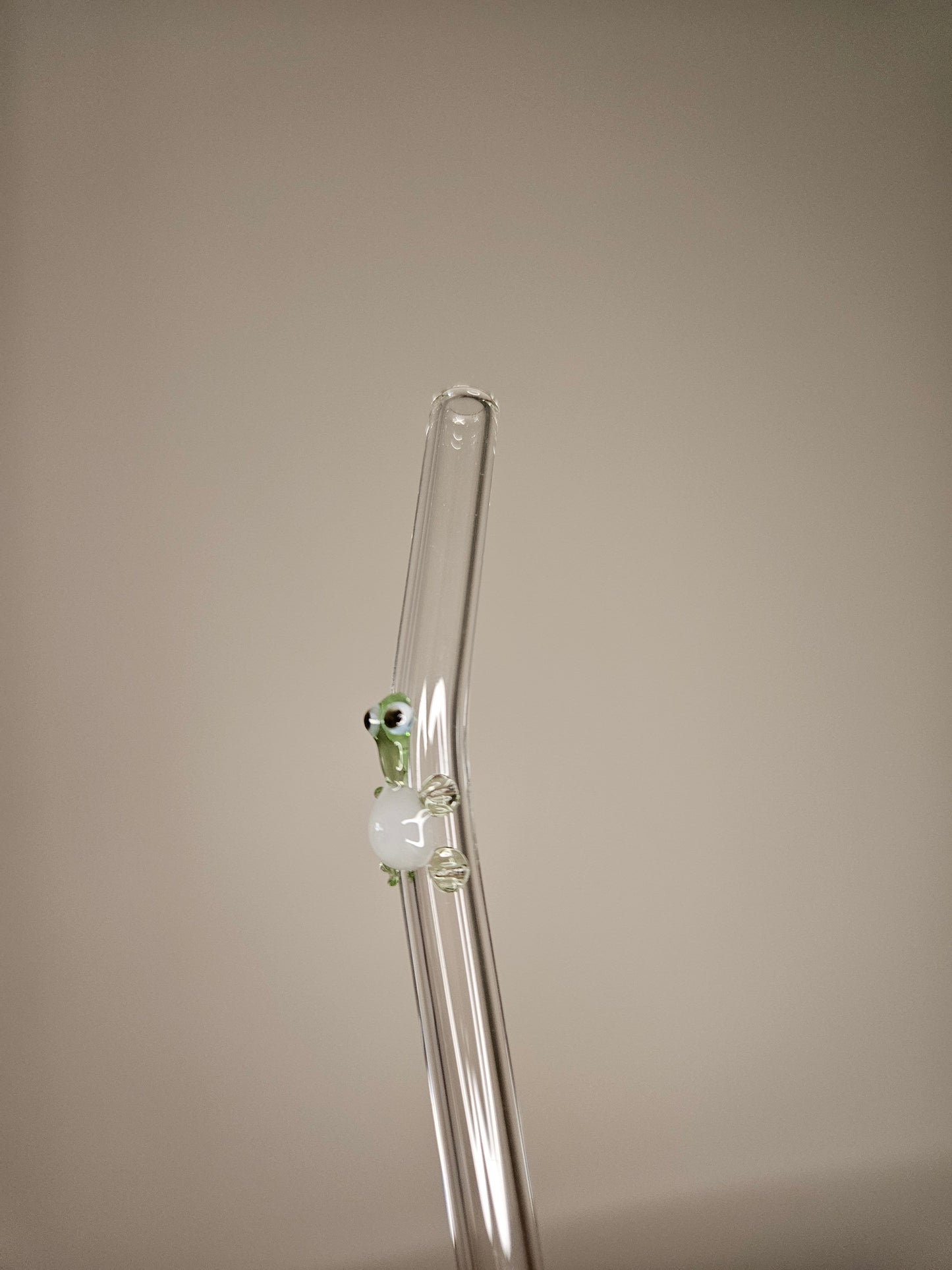 Strohhalm aus Glas mit Schildkröte