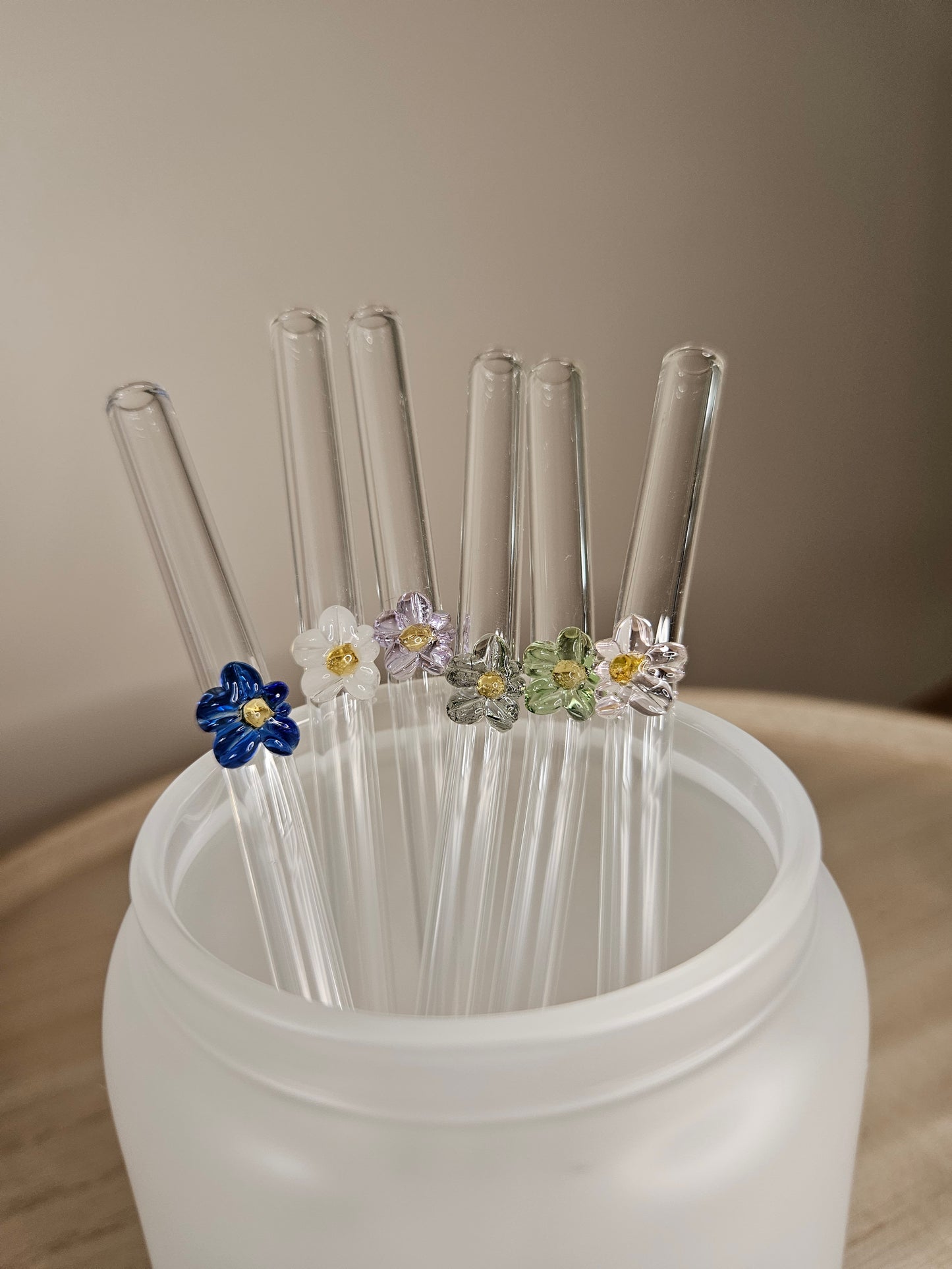Strohhalm aus Glas mit Blümchen