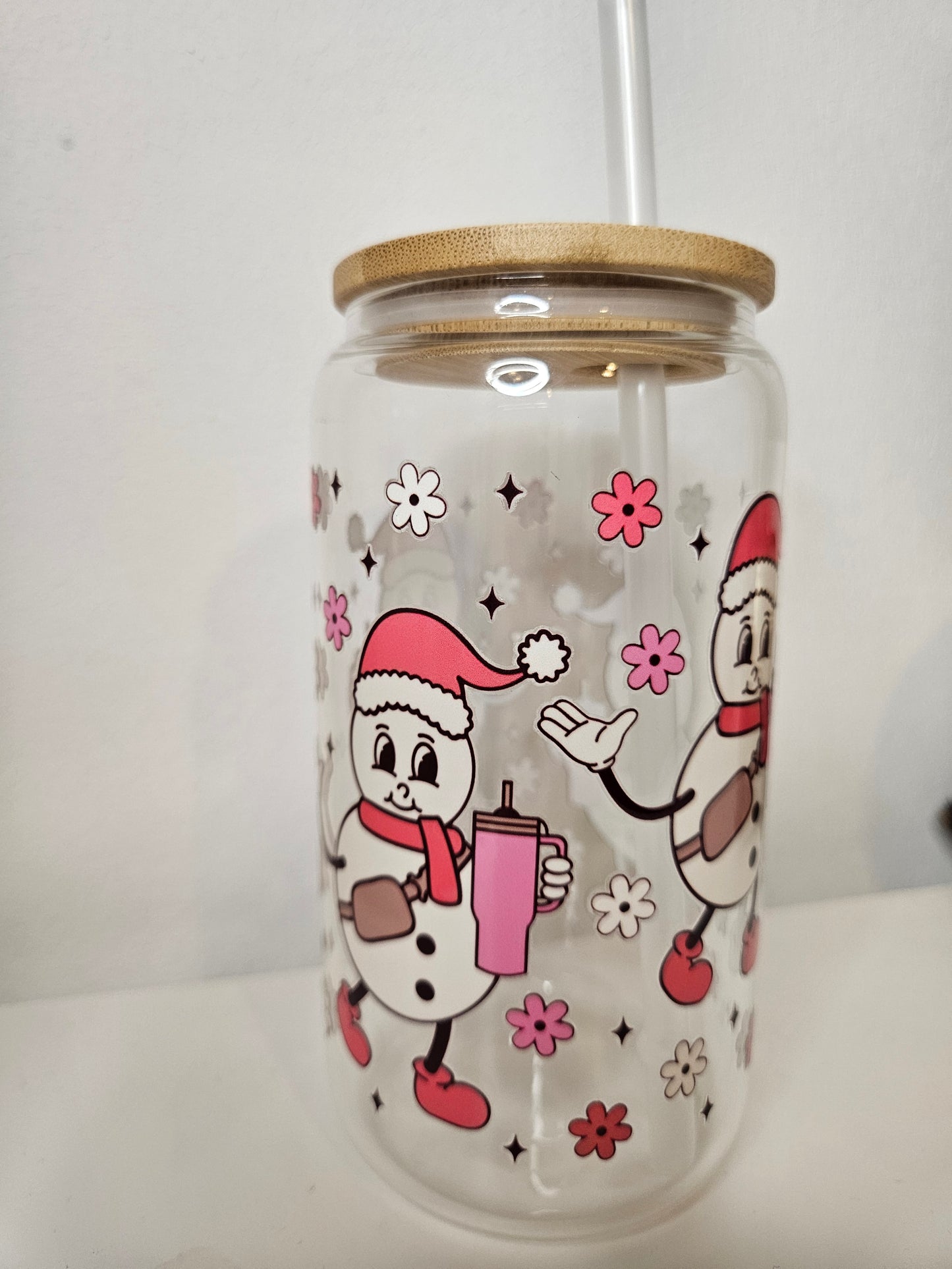 Schneemann mit Stanley Cup Trinkglas mit Bambusdeckel