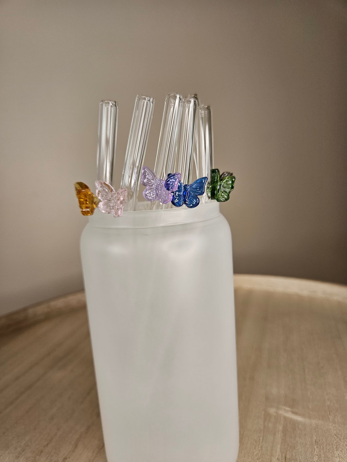 Strohhalm aus Glas mit Schmetterling
