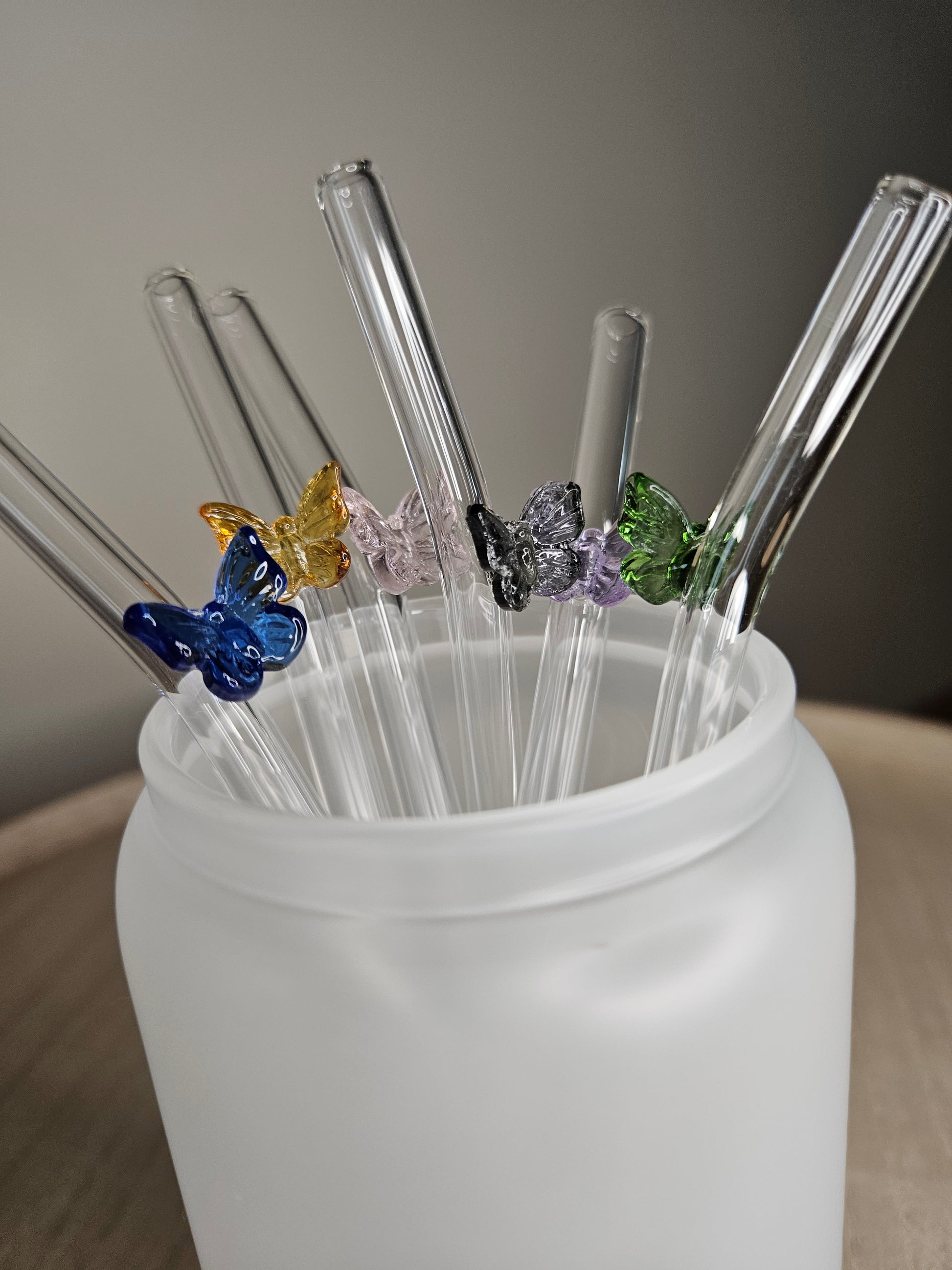 Strohhalm aus Glas mit Schmetterling