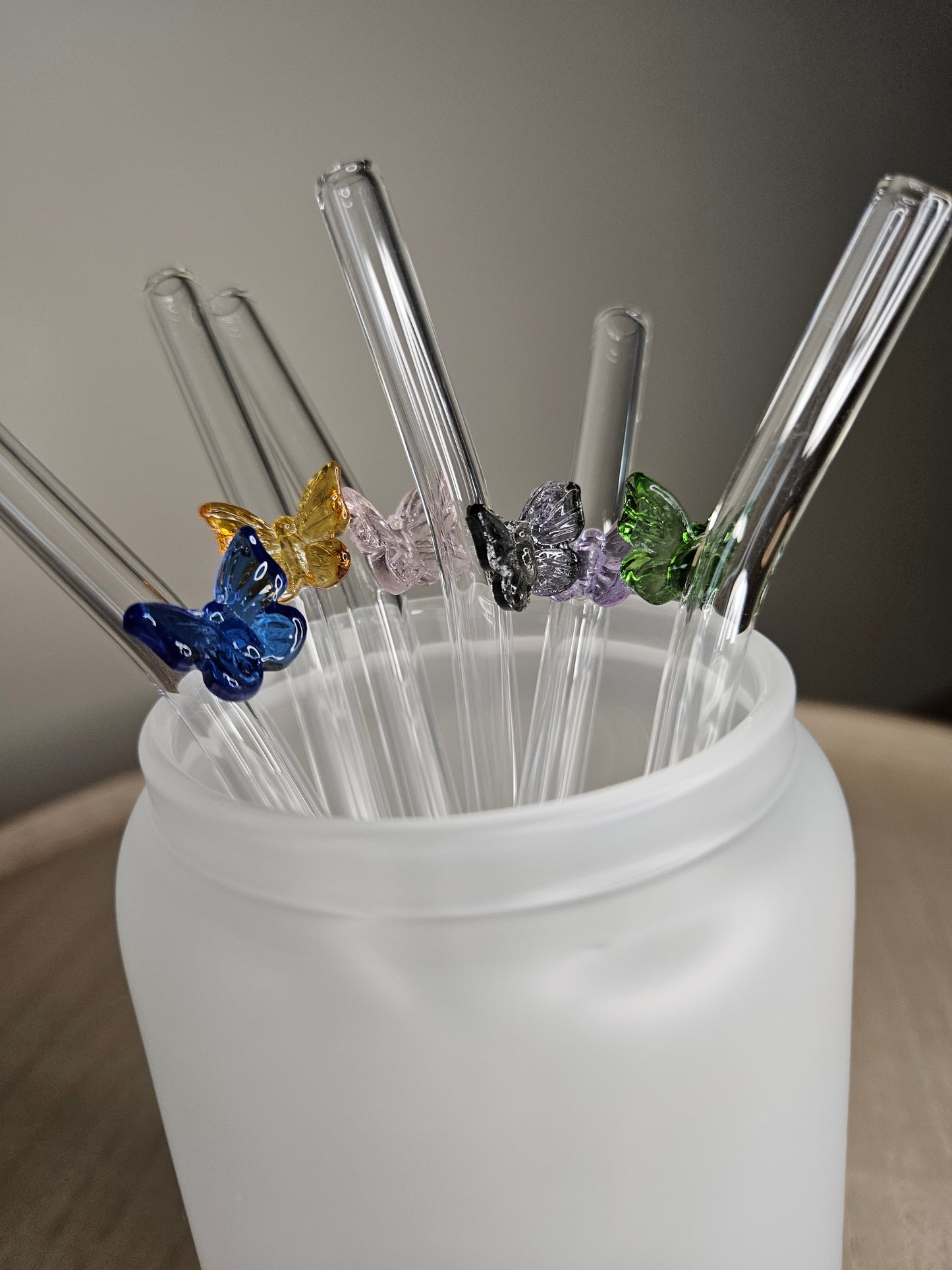 Strohhalm aus Glas mit Schmetterling