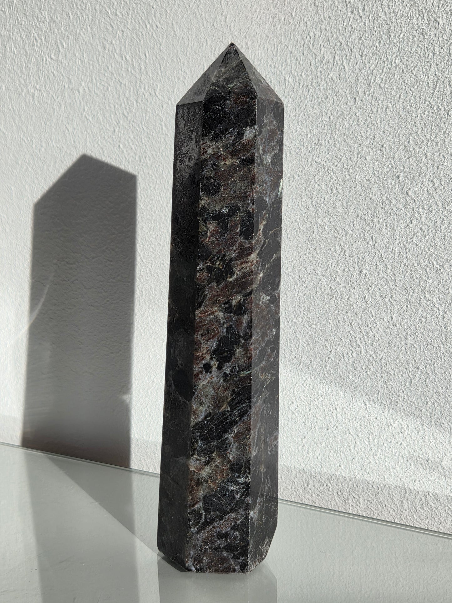 Lavrikit/ schwarzer Labradorit Turm