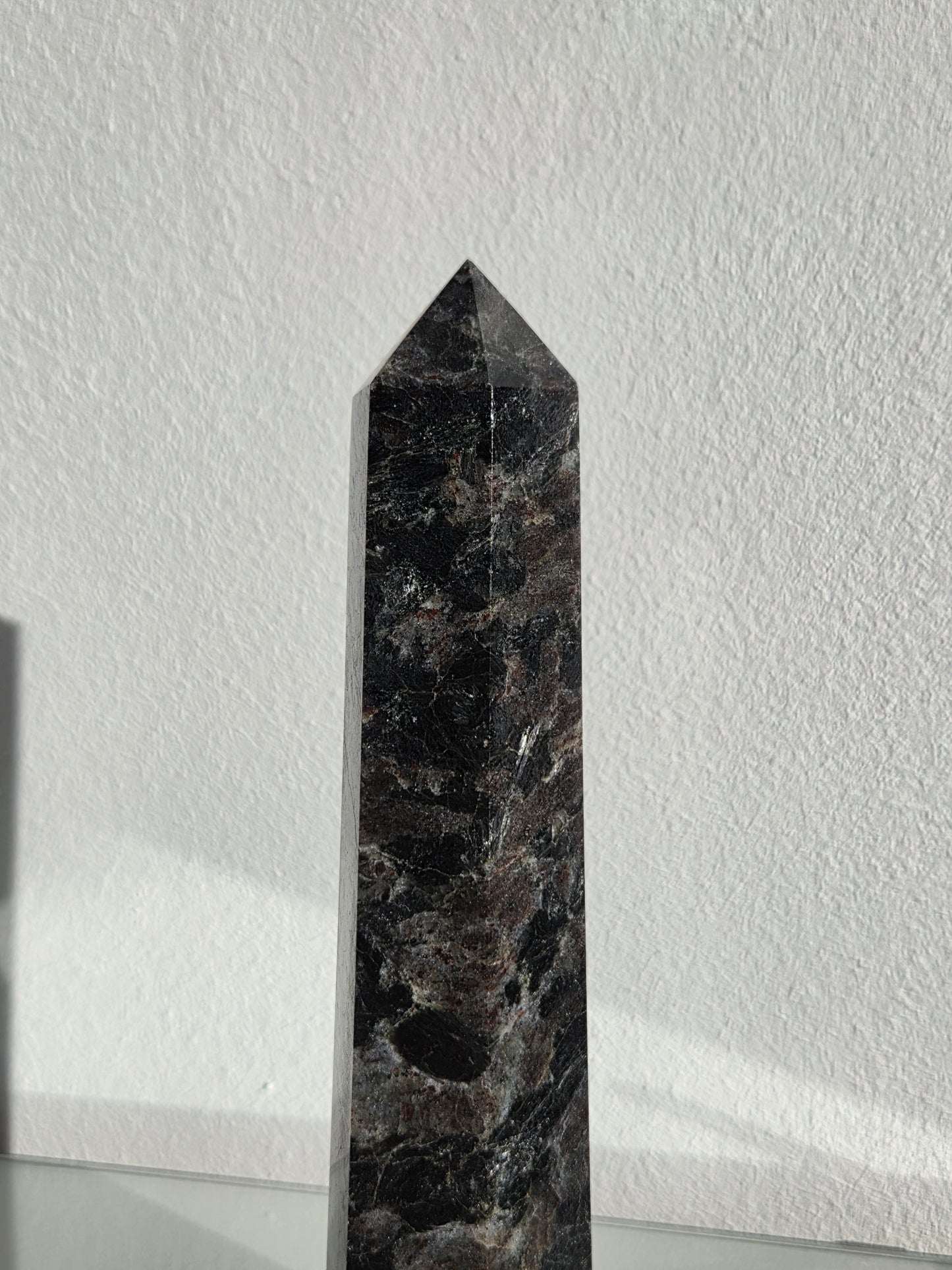 Lavrikit/ schwarzer Labradorit Turm