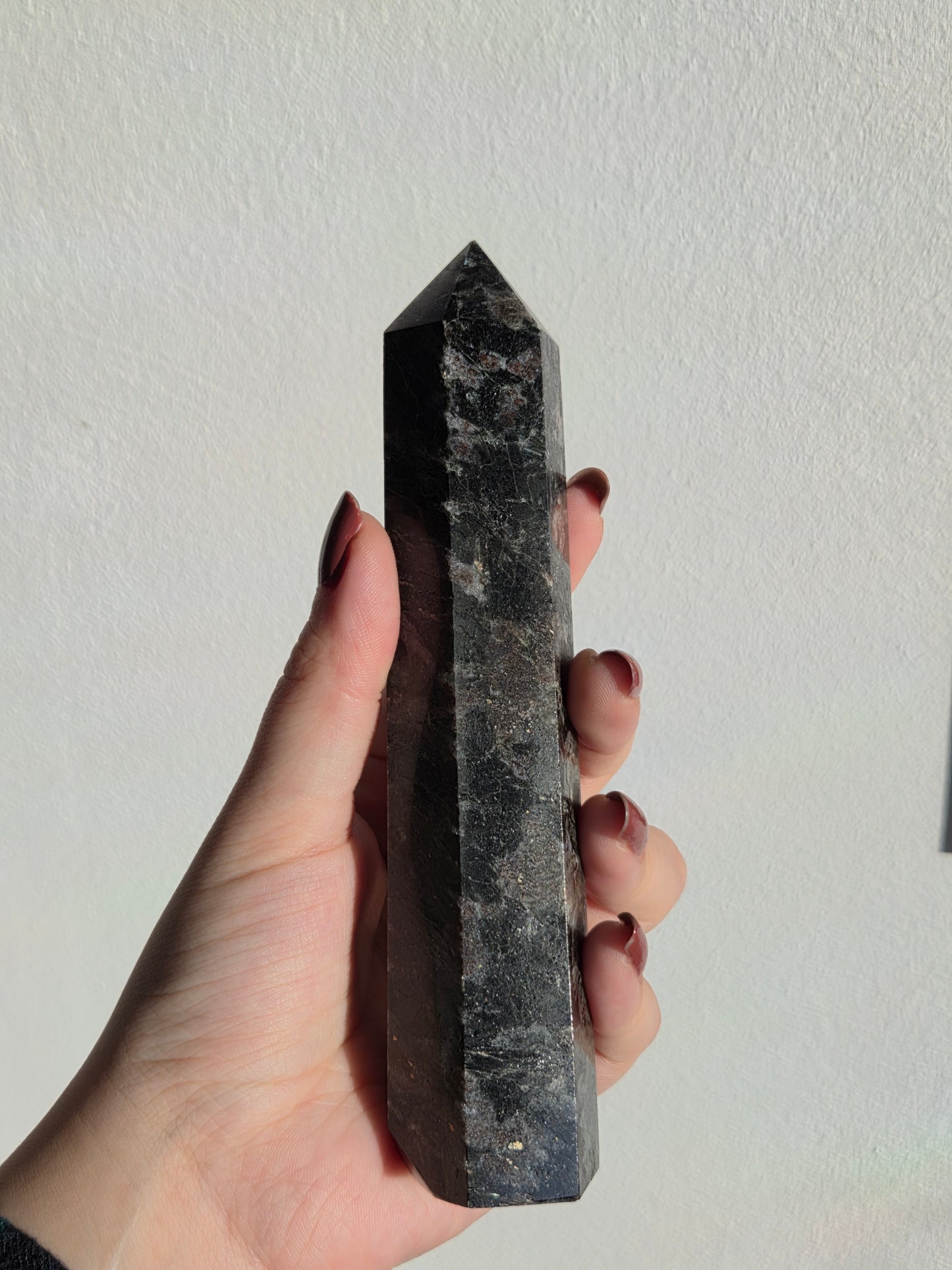 Lavrikit/ schwarzer Labradorit Turm