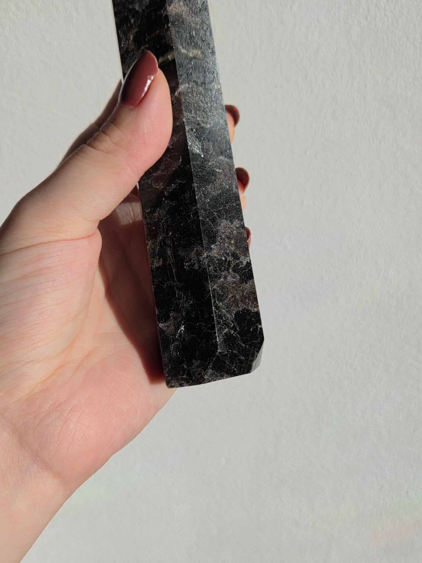 Lavrikit/ schwarzer Labradorit Turm