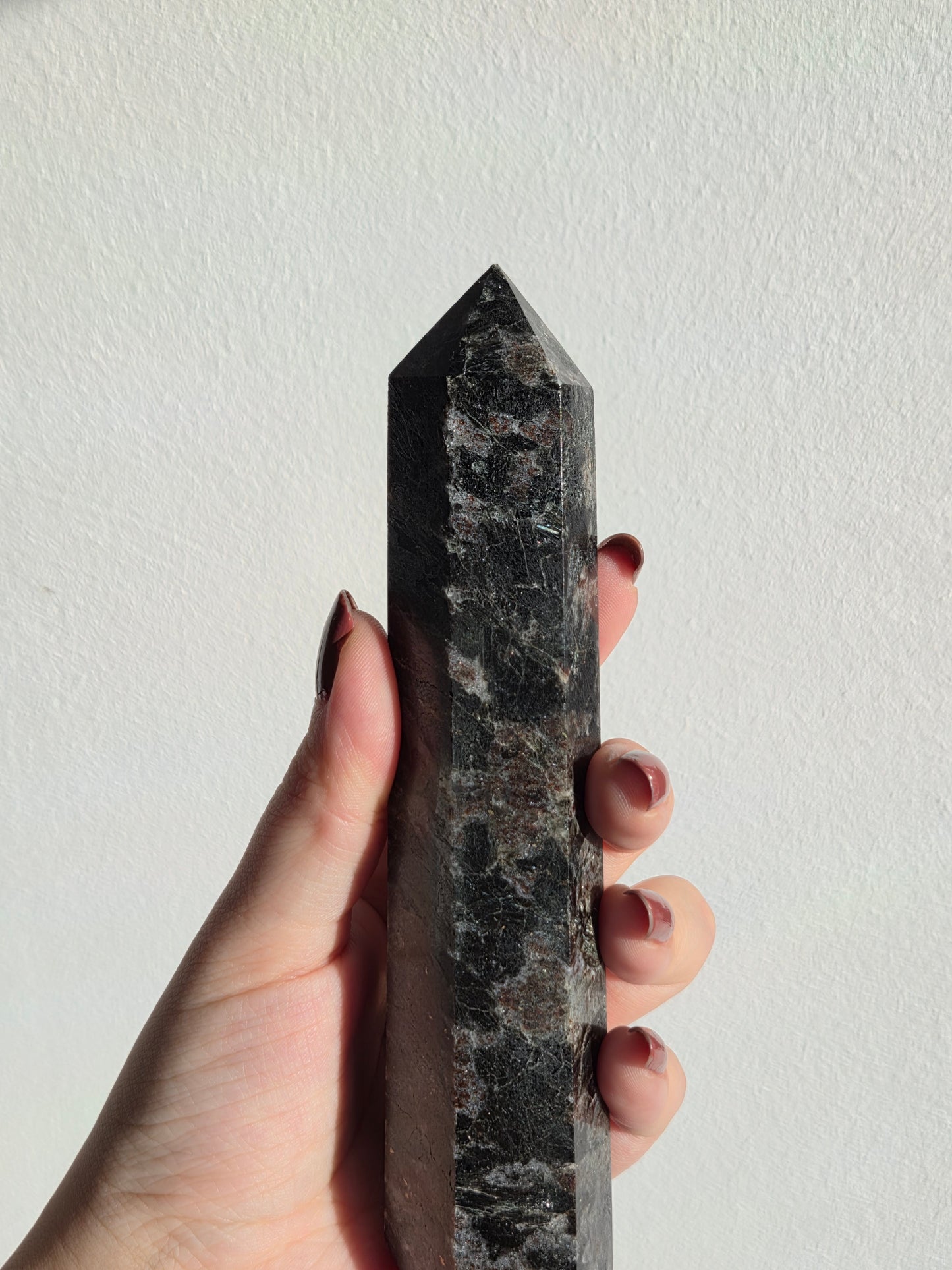 Lavrikit/ schwarzer Labradorit Turm